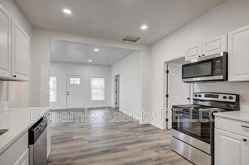 2 bed, 1.0 bath, 875 sqft, $1,195 — Photo 3