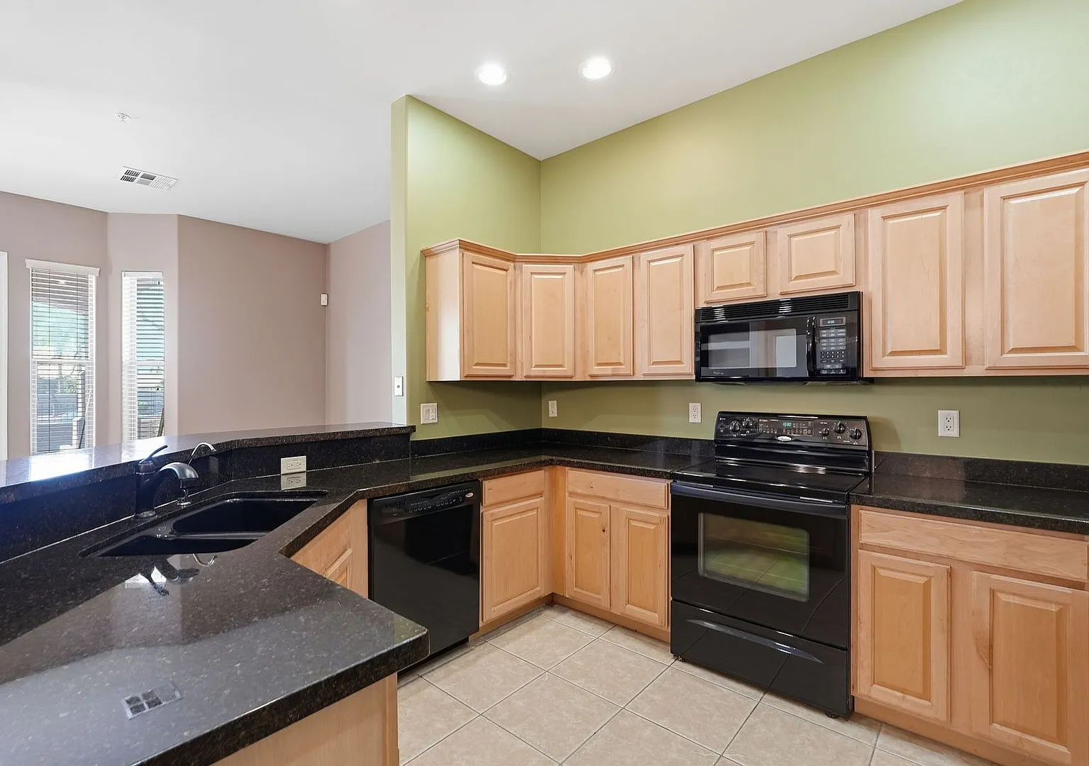 Upgraded 2 Bed, 2 Bath Condo - Available NOW! — Photo 4