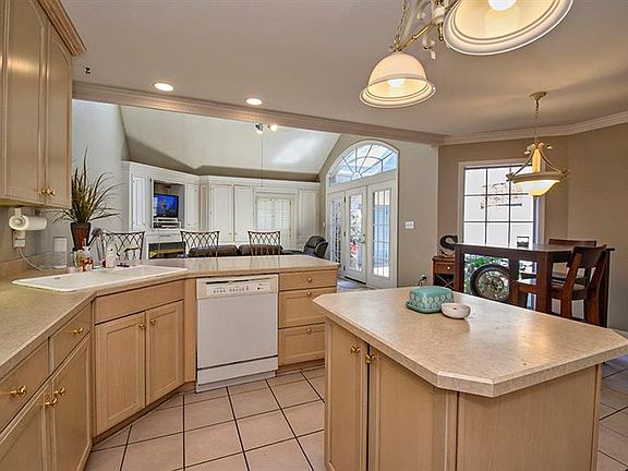 3rd image of 616 Essex Ct