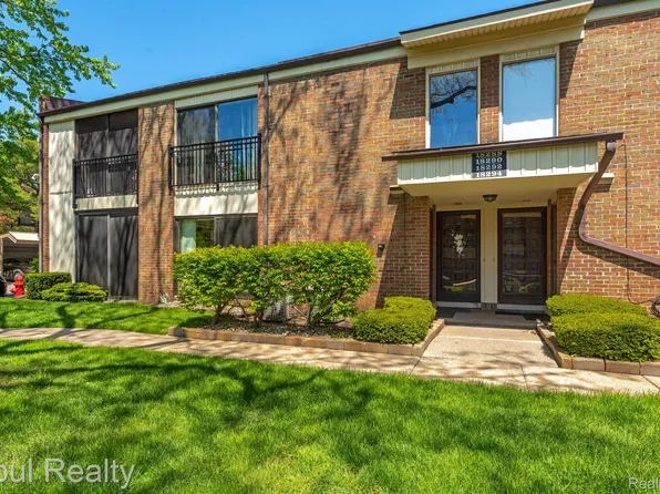 18288 University Park Dr, Livonia, MI 48152