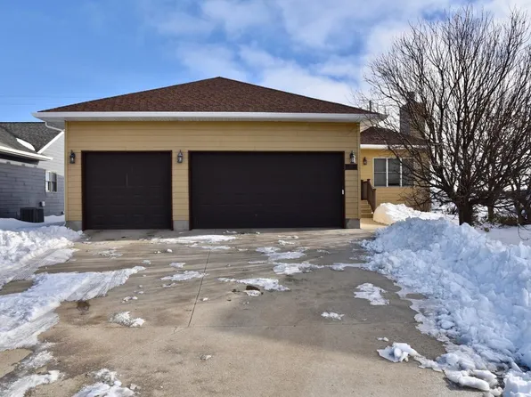 221 River View Dr, Pierre, SD 57501