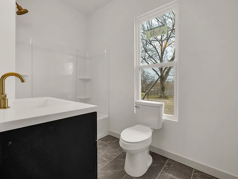 1017 W Newton St — Photo 12