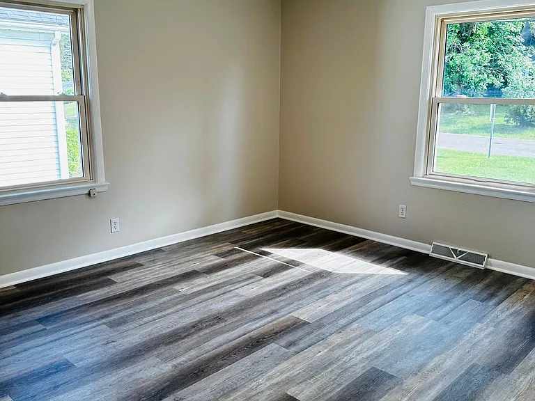 114 Logan Ave — Photo 12