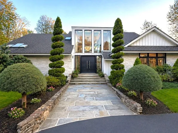 34 Tennyson Dr, Longmeadow, MA 01106