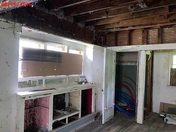 5th image of 209 E Chambers STREET