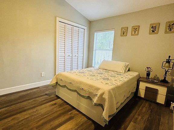 5th image of 933 SE Atlantus Avenue