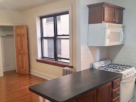 5th image of 2138 Crescent St APT B3
