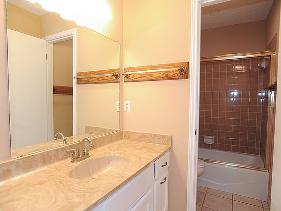 5th image of 108 Pin Oak Dr