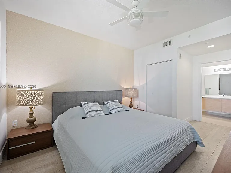 600 NE 27th St #1402 — Photo 20