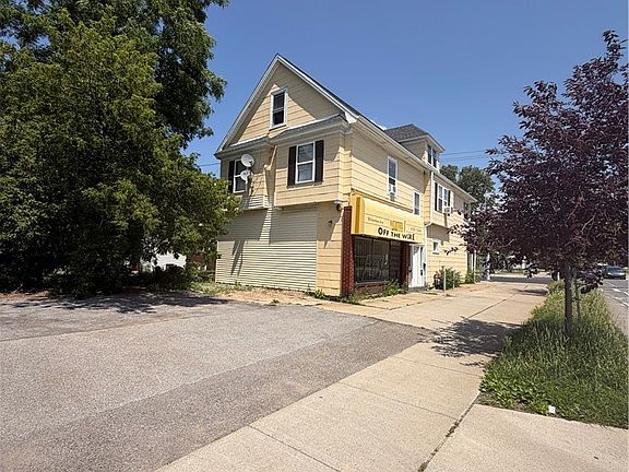 3rd image of 154 Niagara Falls Blvd