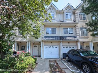 28 Waterview Ct, Staten Island, NY 10305