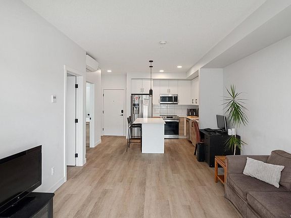 5th image of 2461 Gateway Rd #104