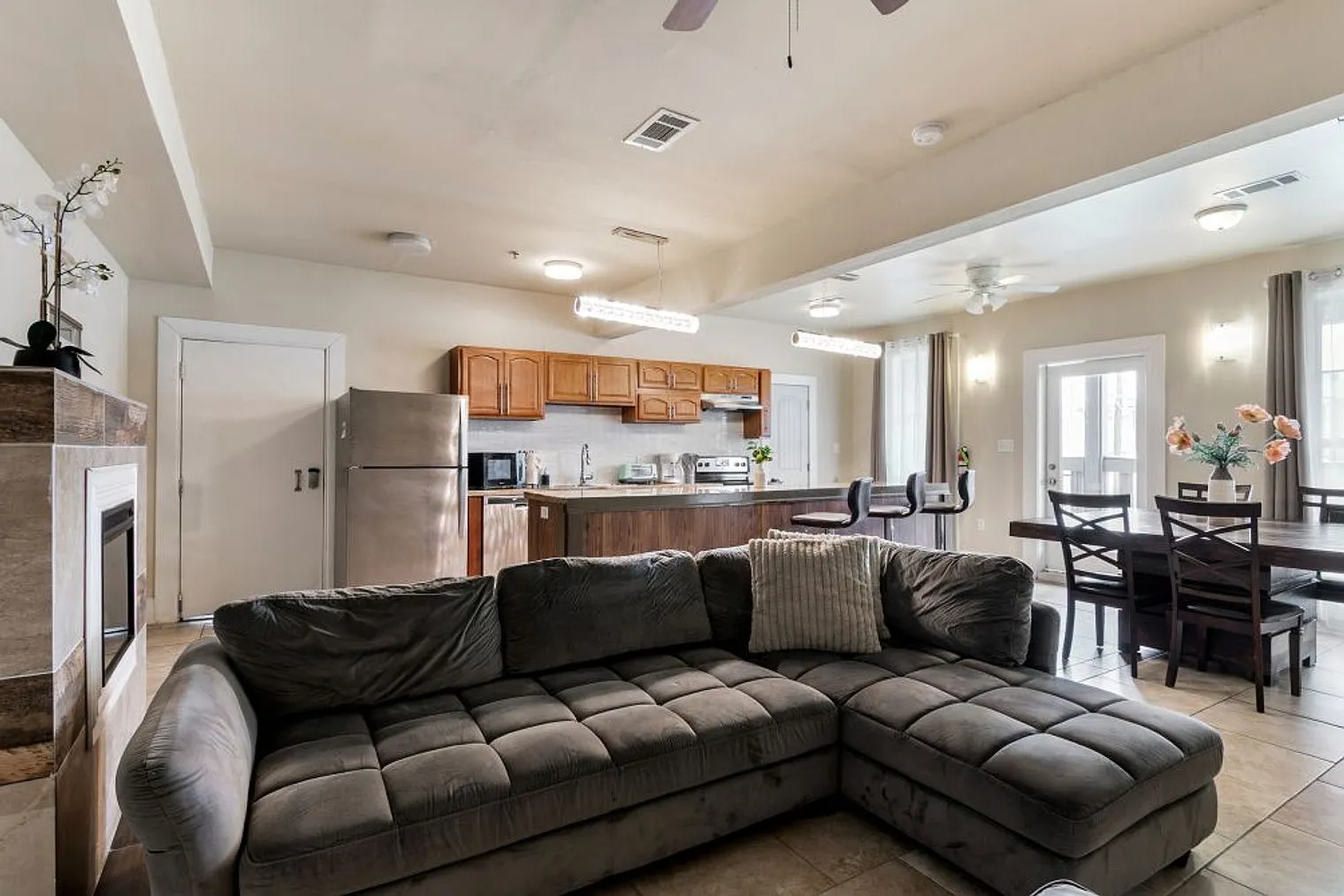 4 bed, 2.0 bath, 1797 sqft, $8,887 — Photo 1