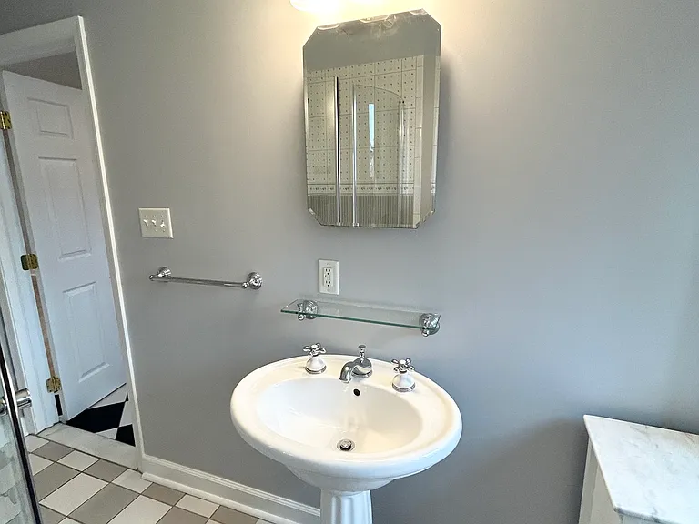 113 Catharine St #3 — Photo 14