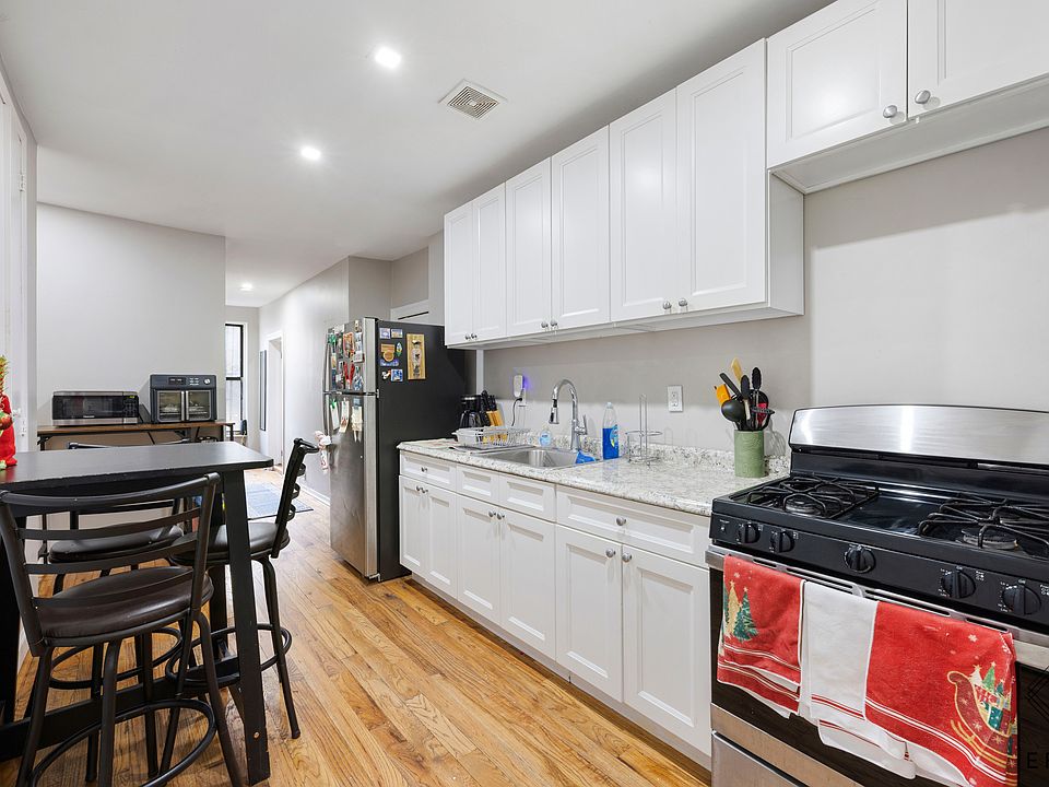 1st image of 296 Hewes St #1