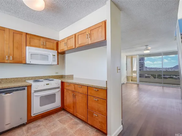 555 University Ave APT 1706, Honolulu, HI 96826