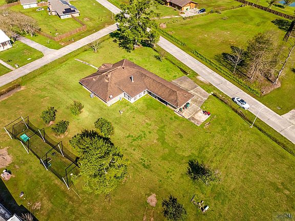 3rd image of 101 Holly Dr