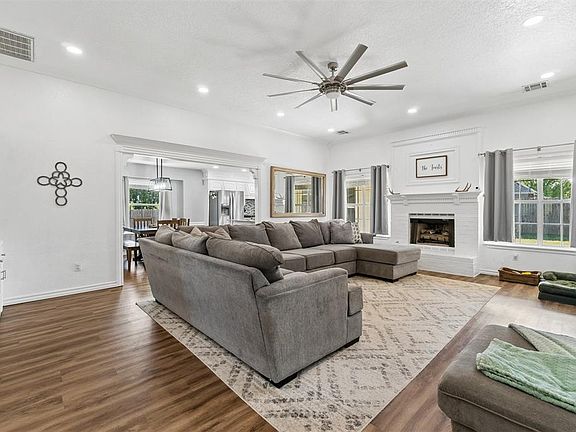 4th image of 907 Ruby Ln