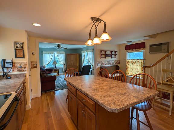 4th image of 10 Shore Rd