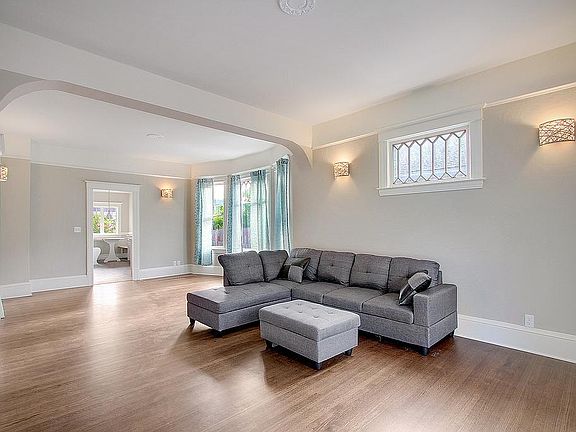 4th image of 567 Valley St #1