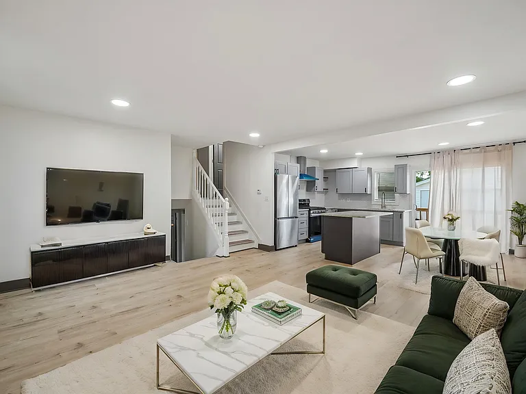 867 Harris Dr — Photo 2