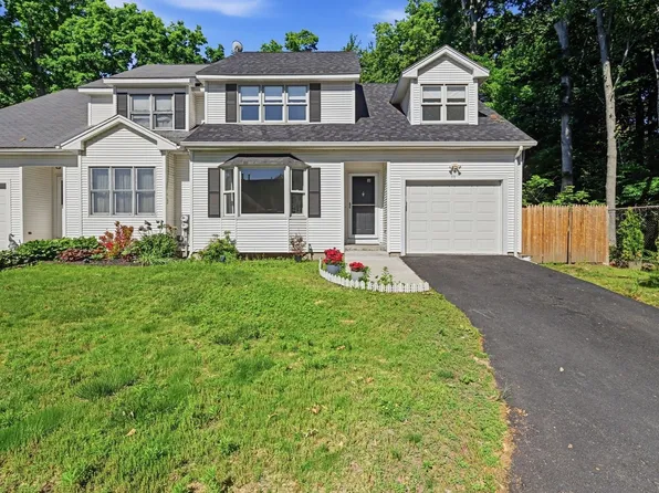 53 Luden St, Springfield, MA 01118