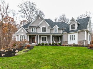 17490 Lansmark Ct, Chagrin Falls, OH 44023