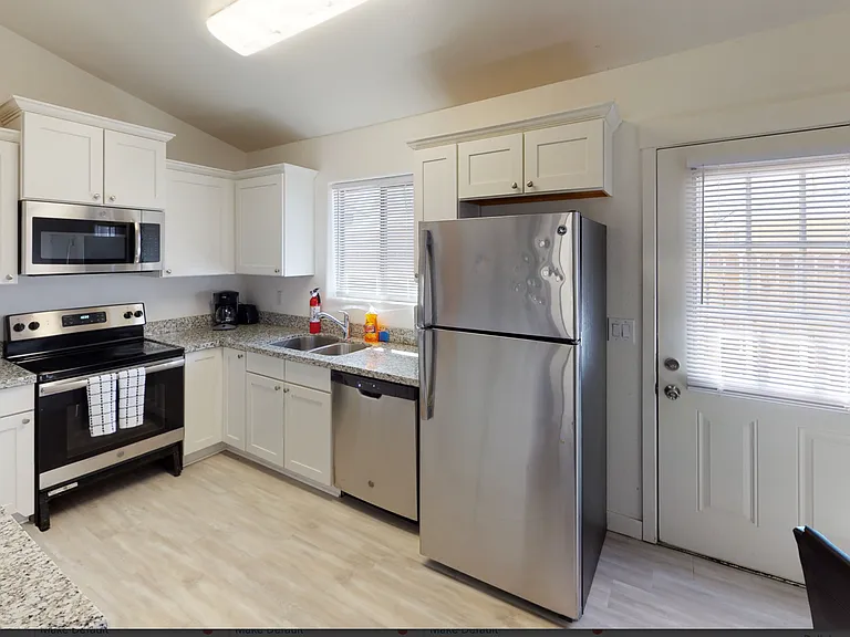 571 N 10th Pl — Photo 6