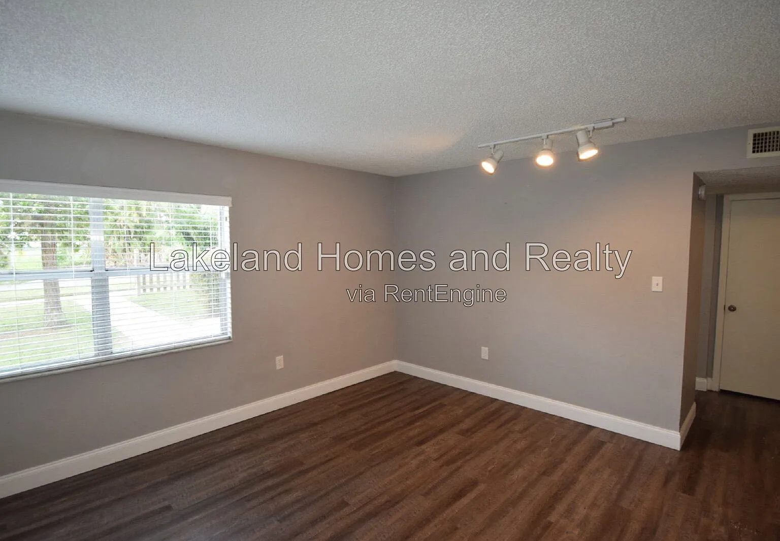 2 bed, 1.0 bath, $1,195 — Photo 3