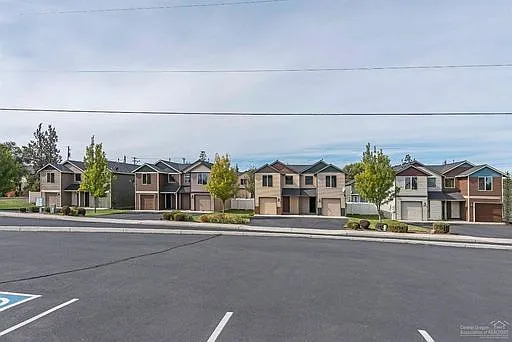 Redmond Townhome — Photo 1