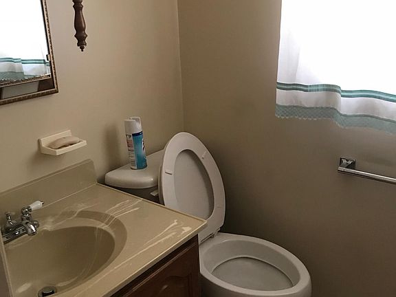 1/2 bath off of laundry room/could be 4th bedroom