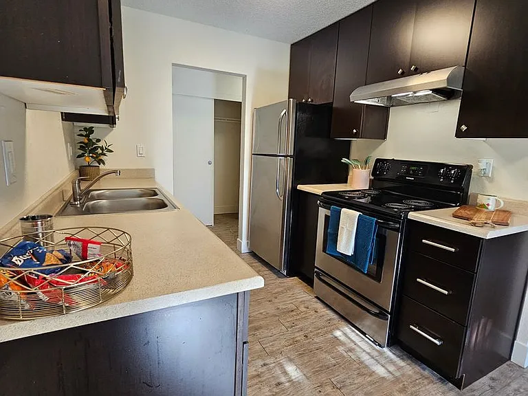 Beverly Grove Apartments — Photo 20