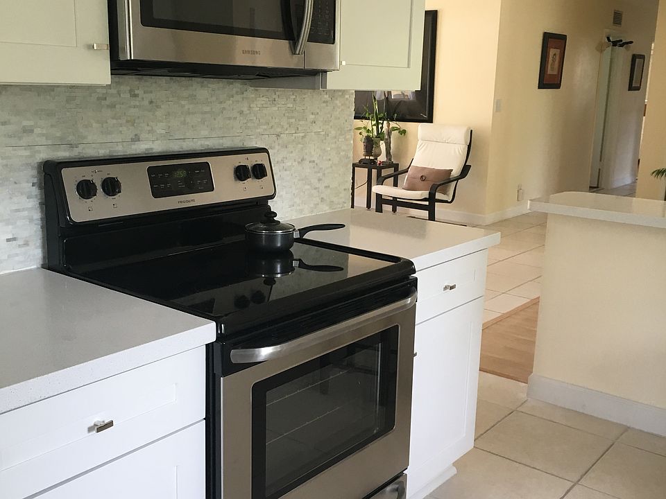 2nd image of 800 NW 8th St