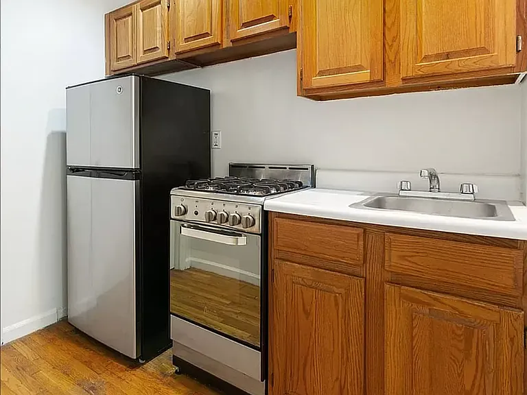 221 E 85th St #21 — Photo 2