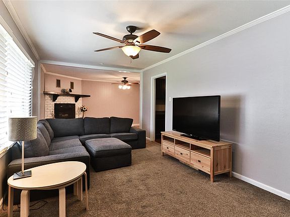 5th image of 133 W Sarah Ave