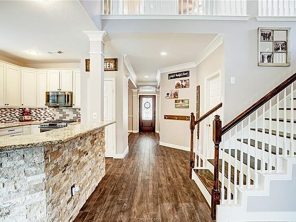 3rd image of 202 Riverway Bluff Ln