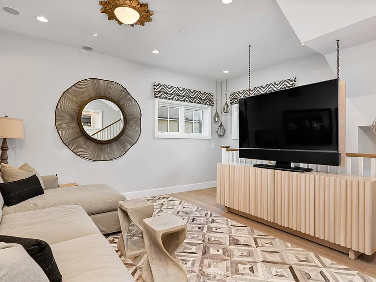 1215 E Balboa Blvd — Photo 31