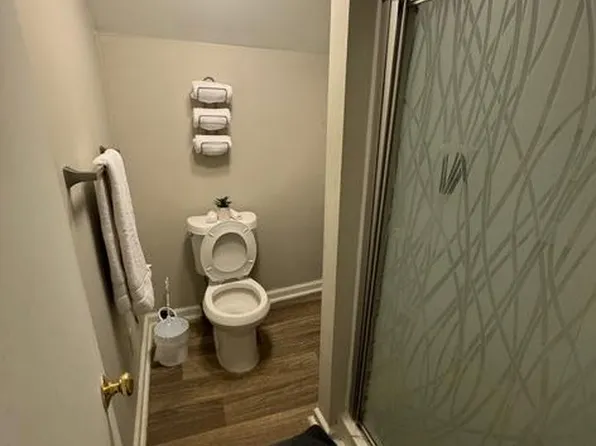 1227 Brookwood Dr, Winston Salem, NC 27106