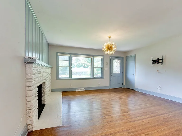 3921 Sheffield Dr — Photo 5
