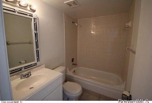 2nd image of 837 Hickory St APT 3