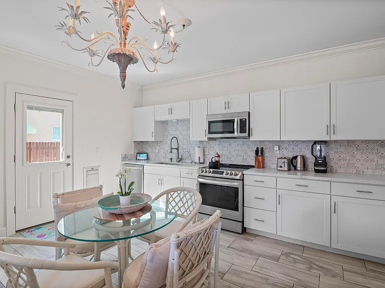 301 Hawthorne Dr — Photo 18