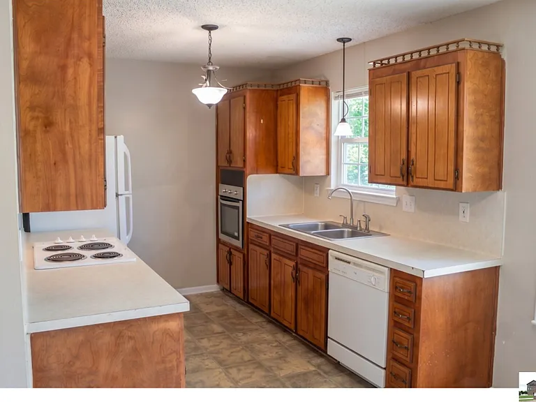 211 E Hogan Dr — Photo 5