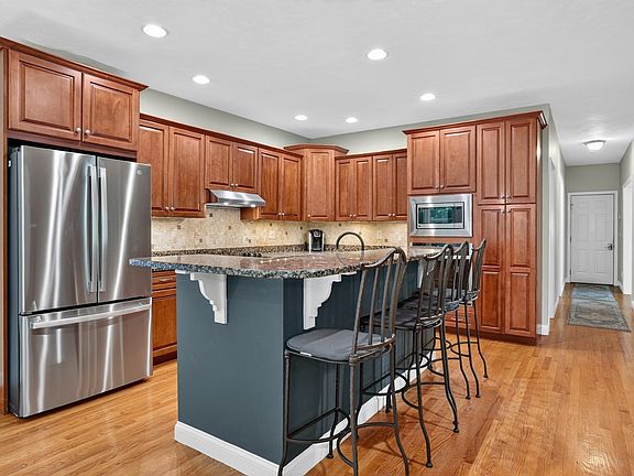 4th image of 51 Danforth Ln
