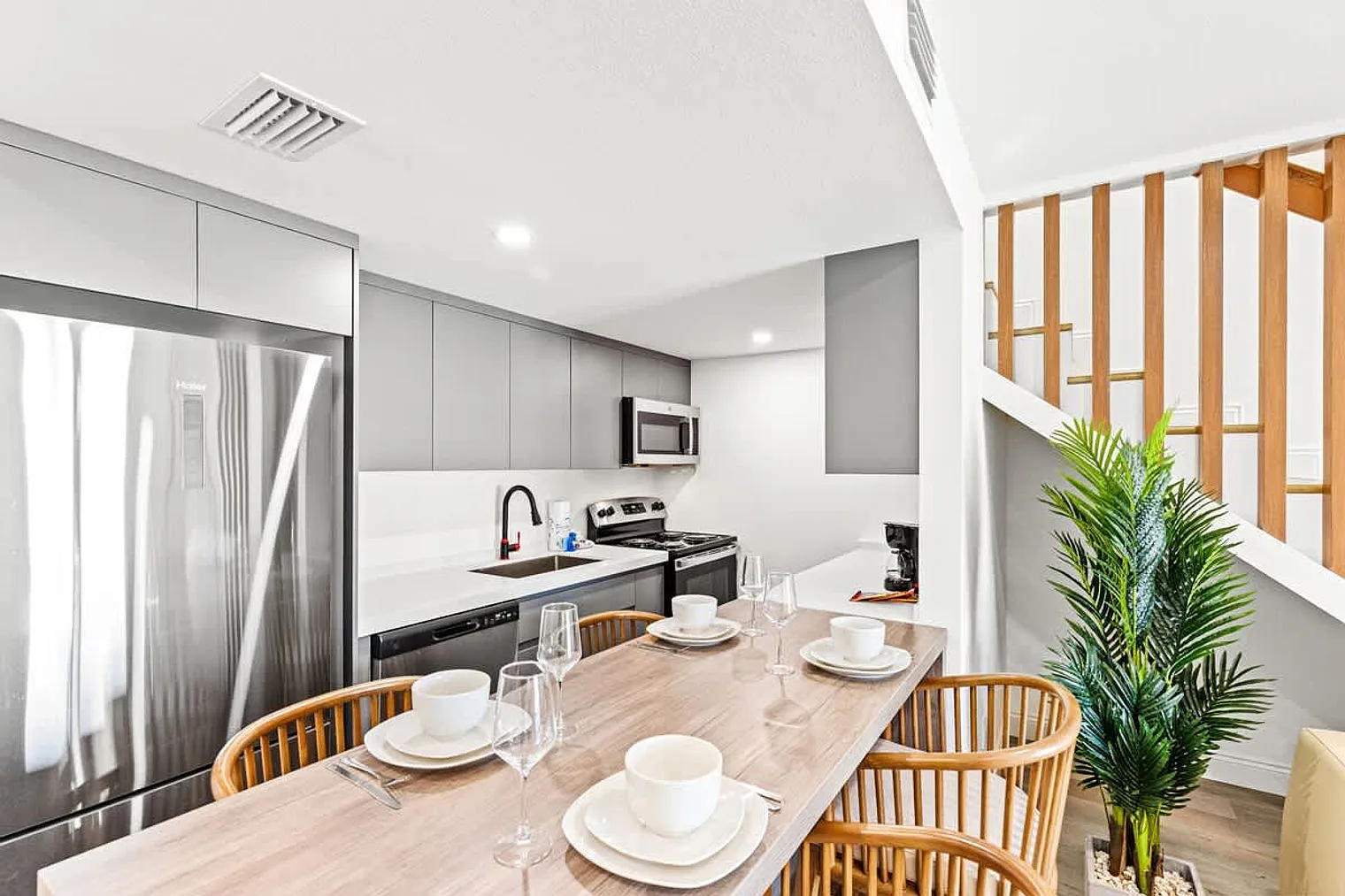 2 bed, 2.0 bath, 742 sqft, $1,456 — Photo 3