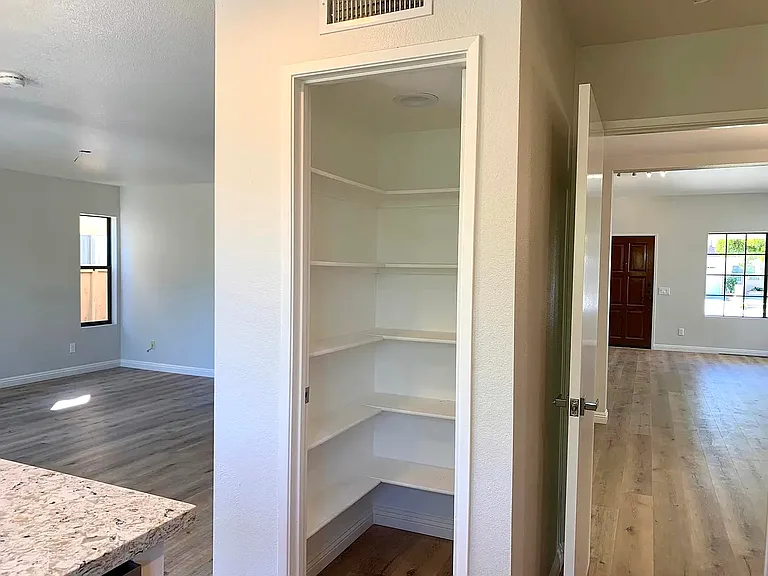 10725 Wallingford Rd — Photo 15