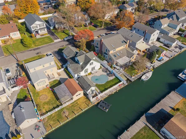 38 Bayside Place, Amityville, NY 11701