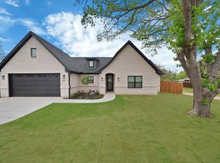 905 N Trinity St, Decatur, TX 76234