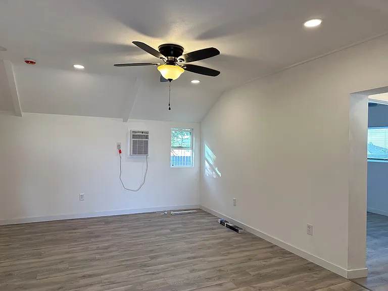 13950 Hesperia Rd #5 — Photo 5