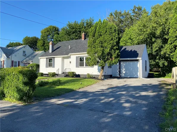 641 Salisbury Park Dr, Syracuse, NY 13224