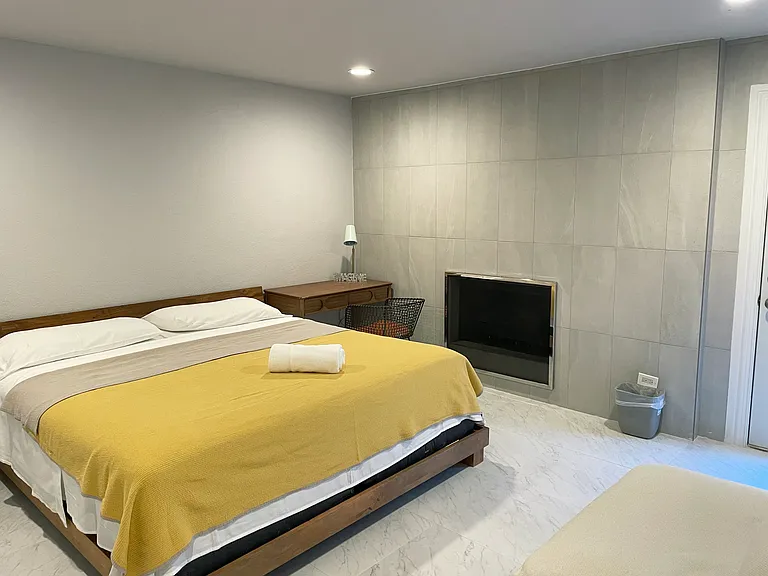 Bedroom 04 - California King Bed size